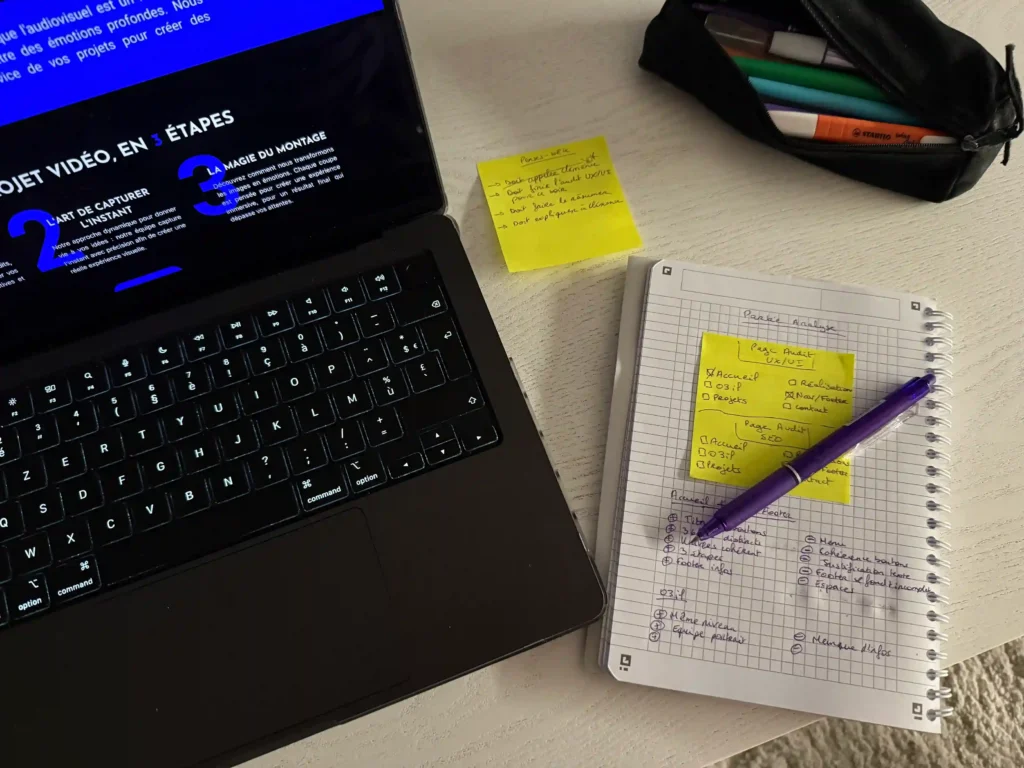 Carnet d’analyse avec check-list, ordinateur affichant le site d’O3il Production et notes pour l’audit UX et SEO, autopsie créative