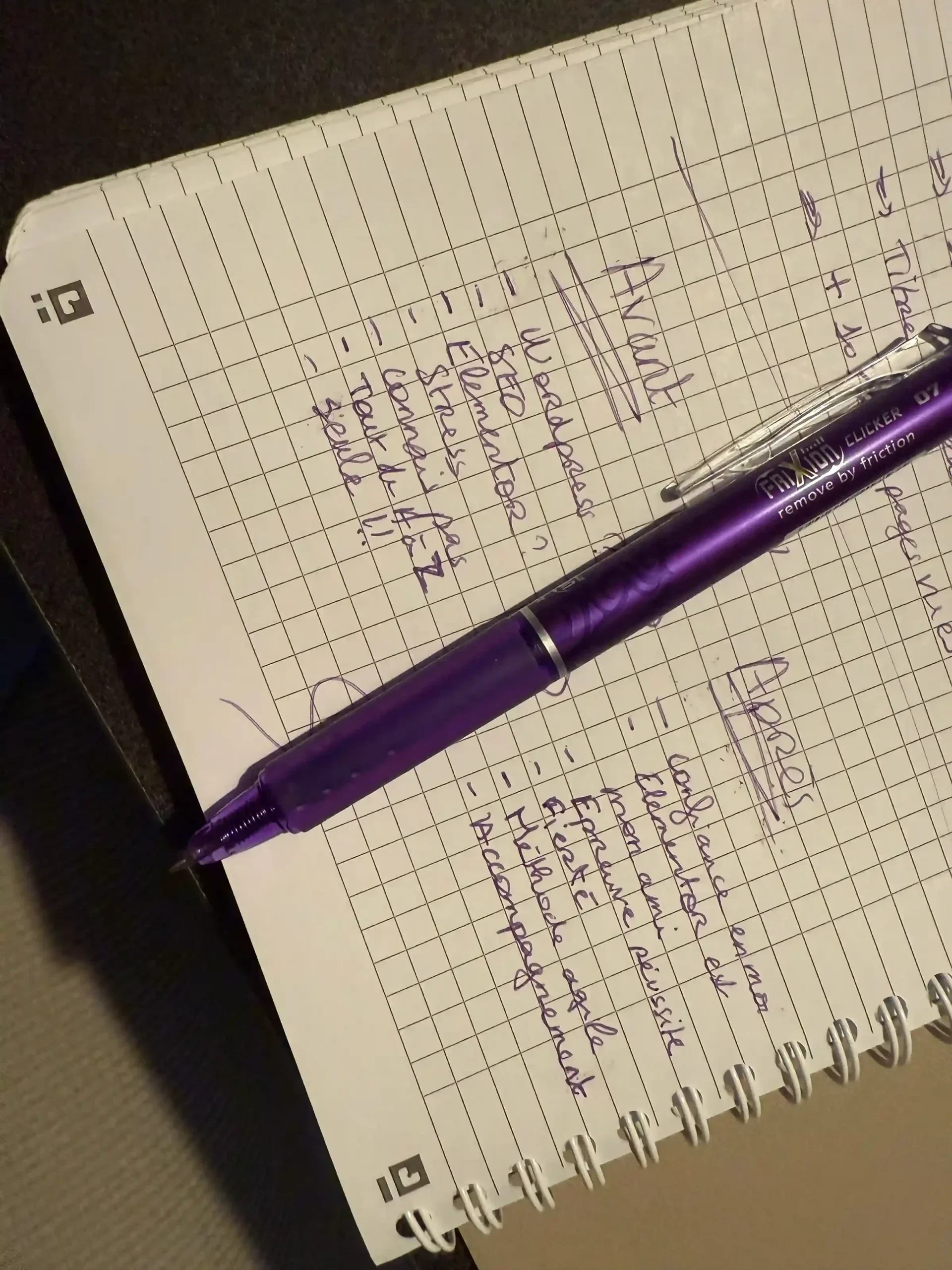 Carnet de notes de Tiffanie listant ses doutes avant le stage et les compétences gagnées après, reflet de son évolution en 7 semaines.