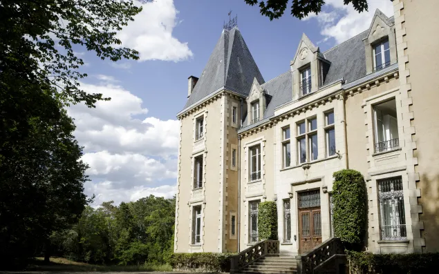Façade du Château de Peix, siège de Braincube, un lieu alliant histoire et innovation.