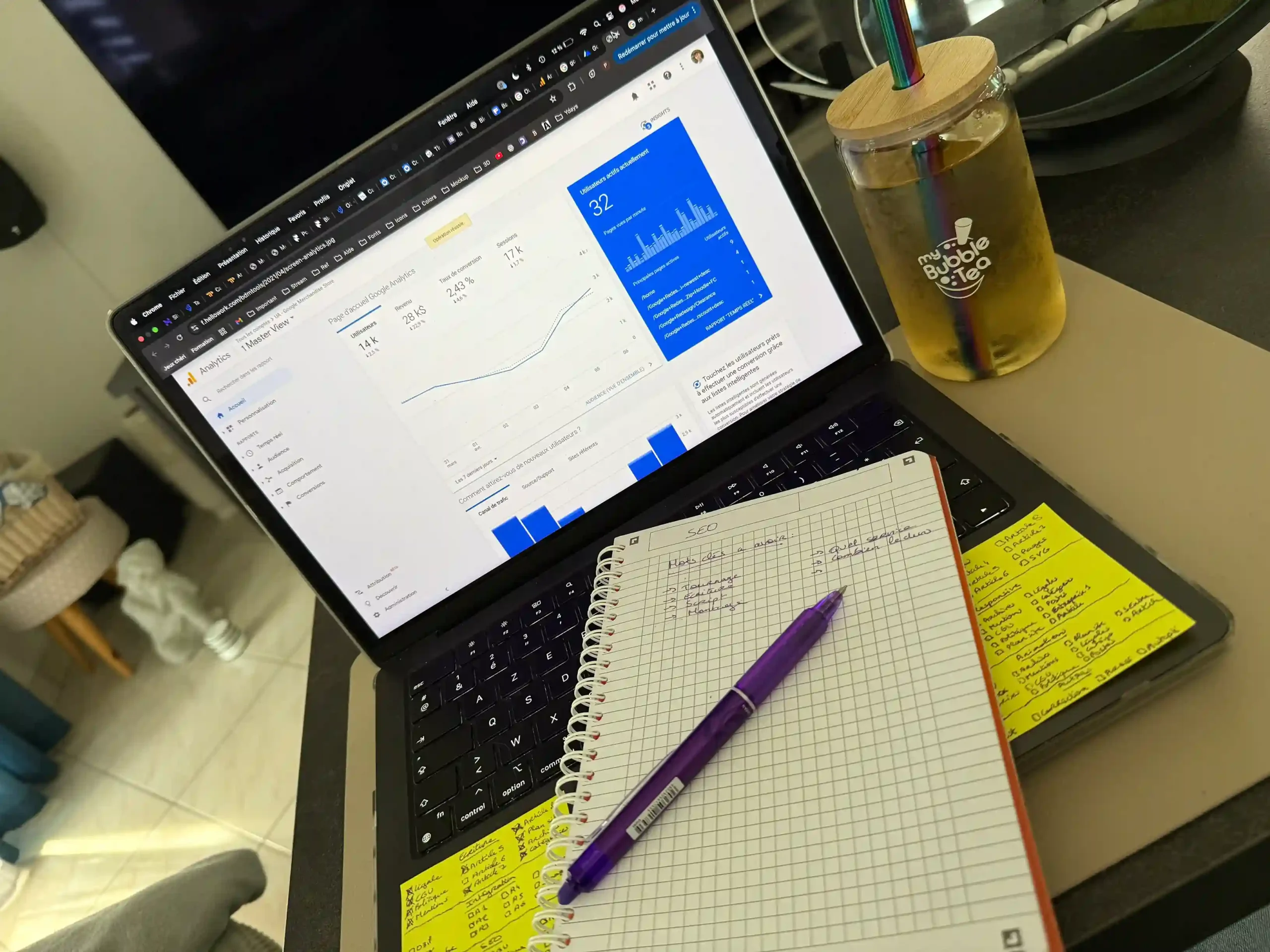 Ordinateur affichant Google Analytics avec un carnet de notes formation SEO rempli par Tiffanie, illustrant l’application concrète de sa formation SEO.