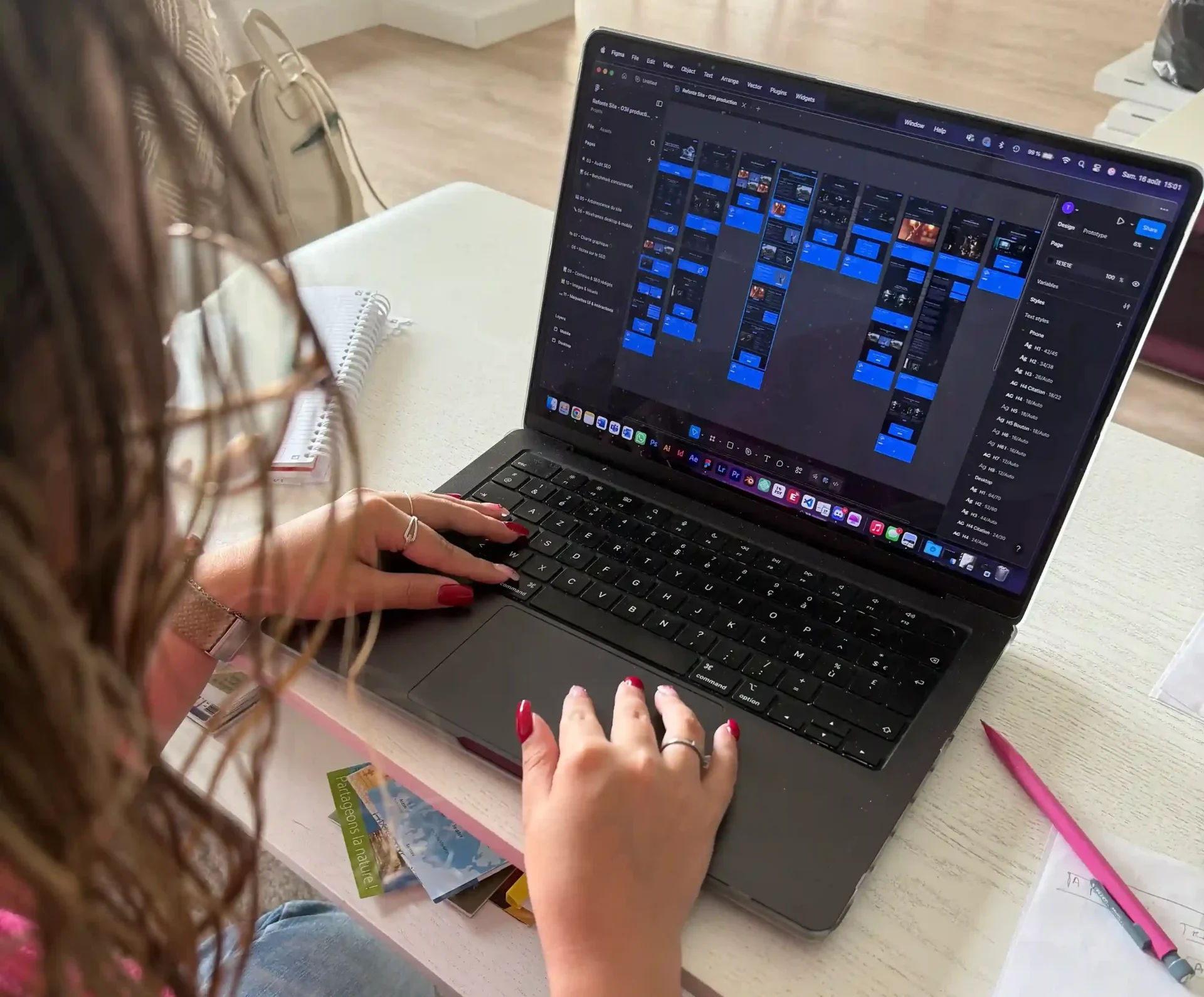 Tiffanie travaillant sur Figma pour créer les maquettes du site O3il Production, c'est le making-of du site.