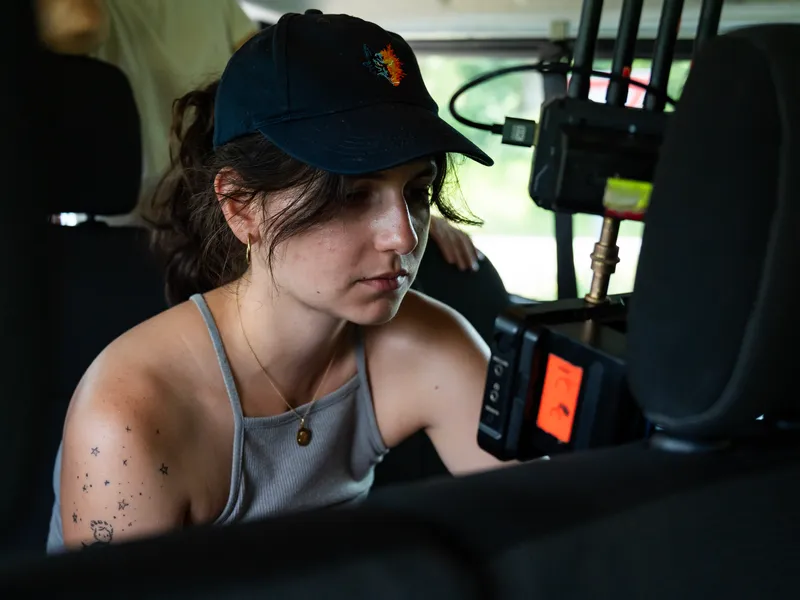 Clémence, maître de stage chez O3il Production & Édition, ajuste les paramètres vidéo sur un moniteur professionnel