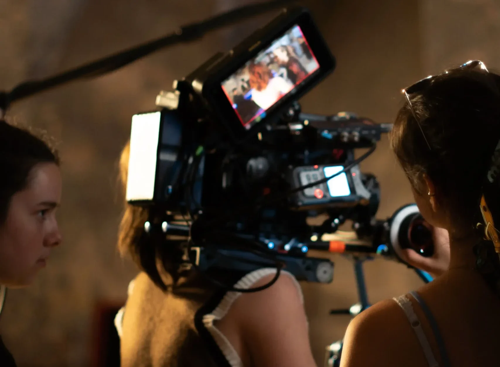 Clémence, maître de stage chez O3il Production & Édition, utilise une caméra professionnelle pendant un tournage