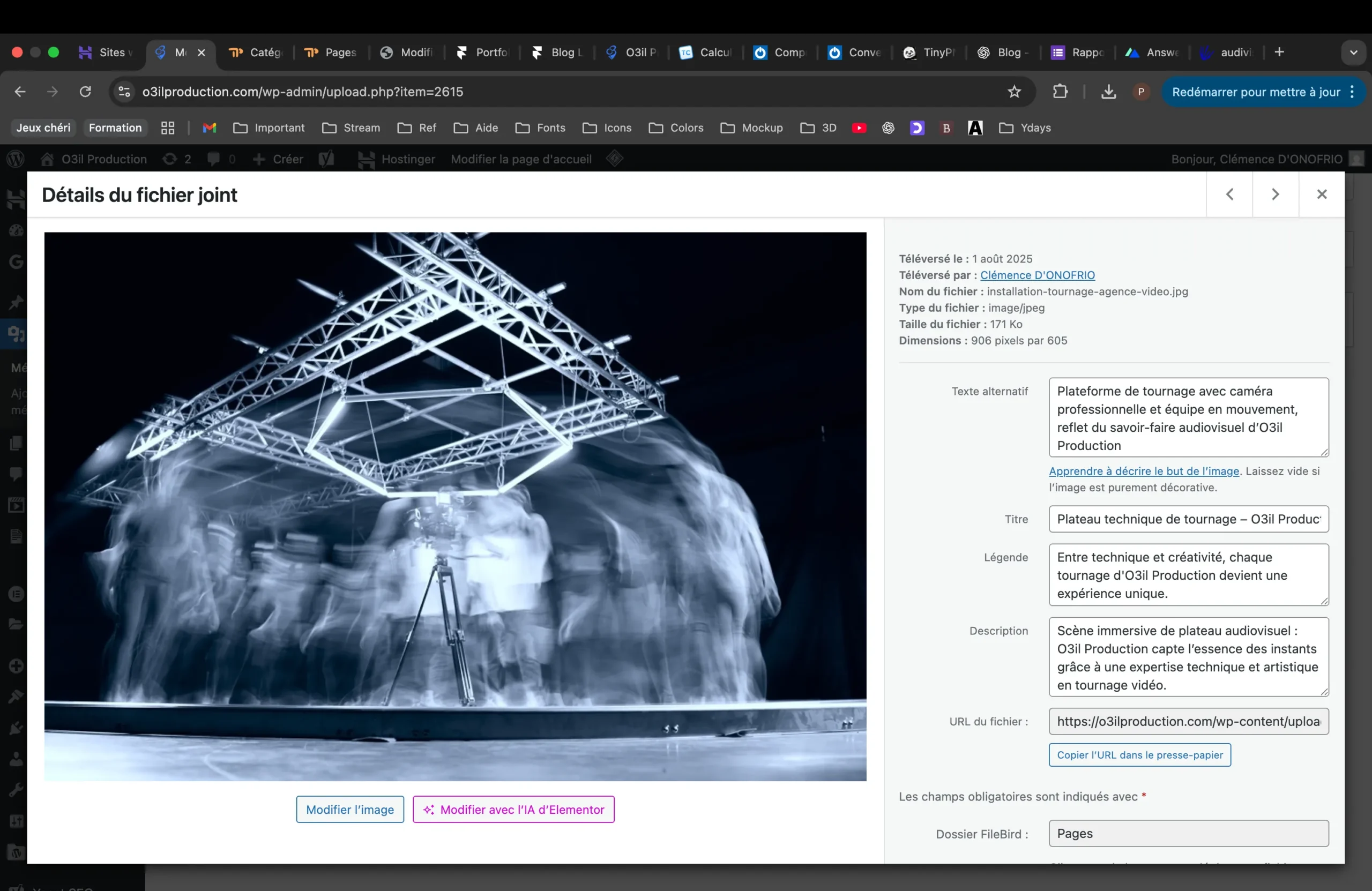 Capture d’écran de la médiathèque WordPress où Tiffanie optimise une image en ajoutant titre, légende et texte alternatif pour améliorer le SEO du site O3il Production.