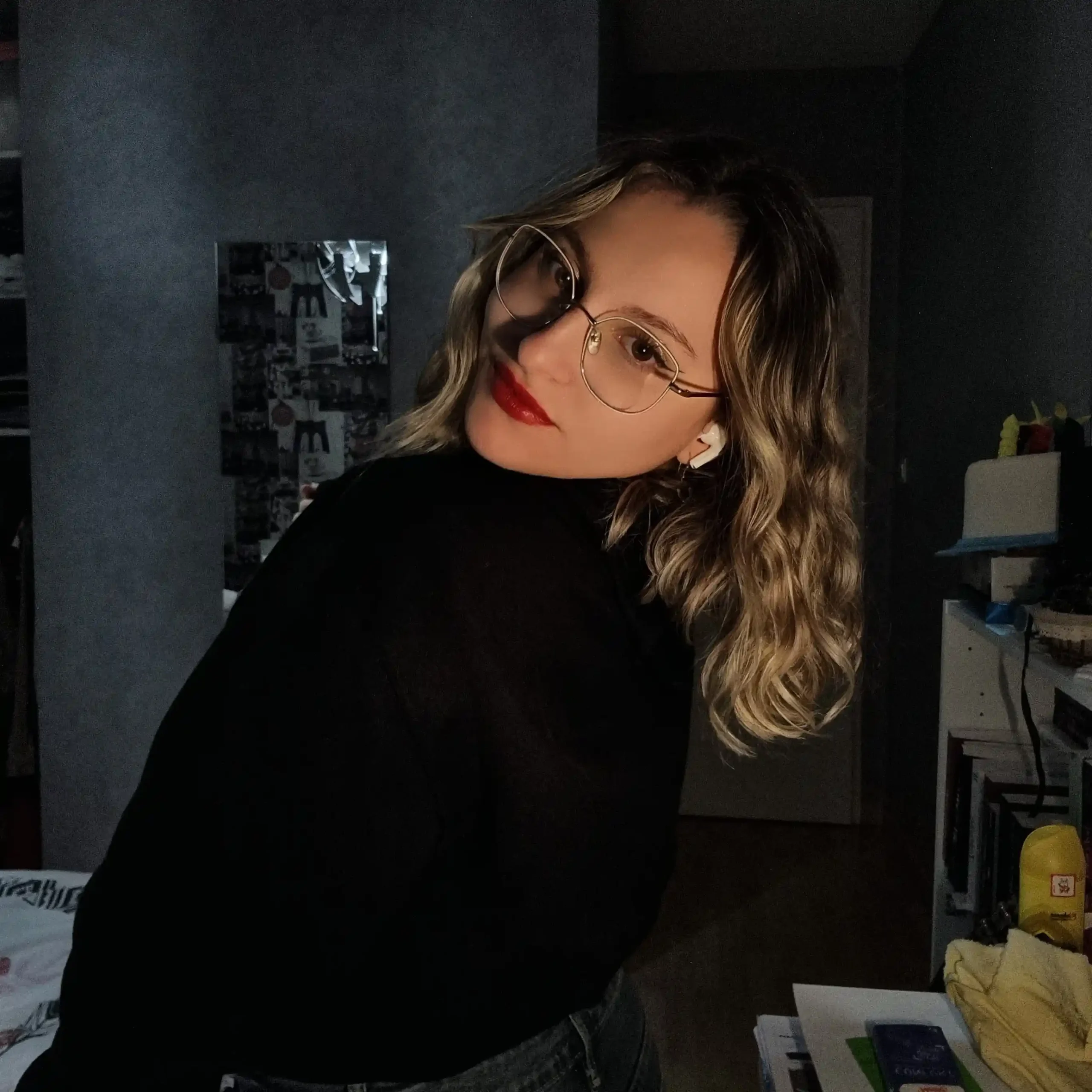 Portrait de Tiffanie du site avec lunettes et cheveux ondulés, utilisé dans la page À propos