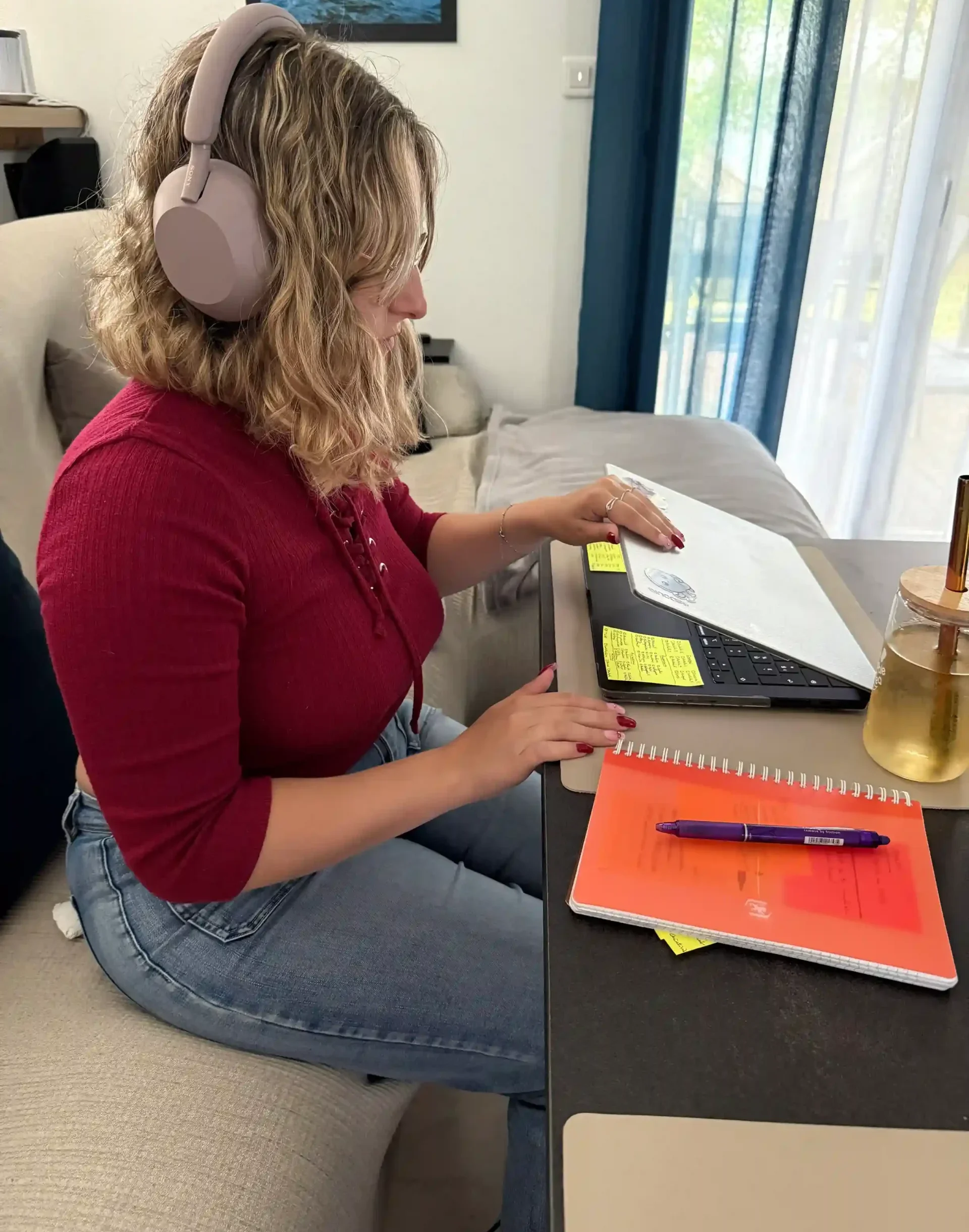 Tiffanie fermant son ordinateur après son stage, symbole de finalisation après 7 semaines de projet web.